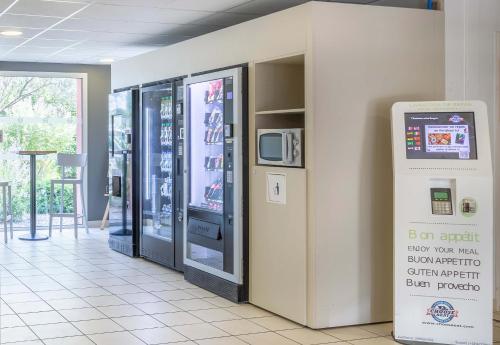 an atm machine in a building with a vending machine at B&B HOTEL Marseille Aéroport Saint-Victoret in Saint-Victoret