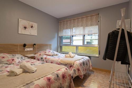 ein Schlafzimmer mit zwei Betten und einem Fenster in der Unterkunft Ca'Gloria in El Valle