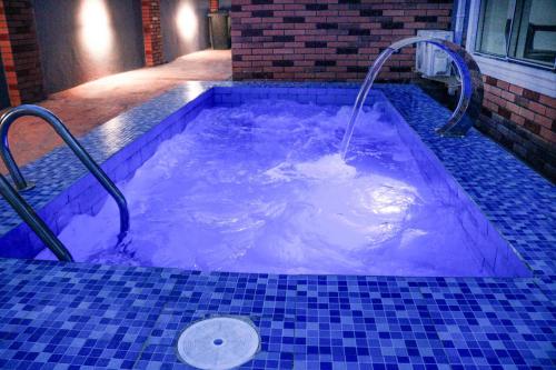 a jacuzzi tub with a water fountain at De-Lites Hotel in Asaba