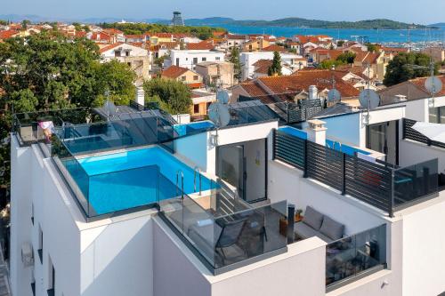 un'immagine di una casa con una piscina sul tetto di Villa Vida a Vodice