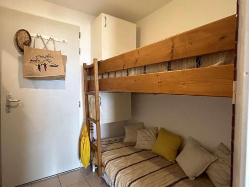 une chambre avec deux lits superposés dans une pièce dans l'établissement Appart Studio cabine 4 couchages BANYULS SUR MER BN120-3007, à Banyuls-sur-Mer