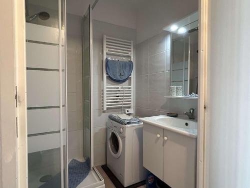 une salle de bain avec une machine à laver et un lavabo dans l'établissement Appart Studio cabine 4 couchages BANYULS SUR MER BN120-3007, à Banyuls-sur-Mer
