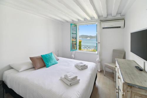 une chambre avec un lit avec vue sur l'océan dans l'établissement Villa La Désirade - LES PIEDS DANS L'EAU - PLAGE LA BOUILLABAISSE - ST TROPEZ - 14 PERSONNES, à Saint-Tropez