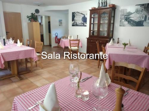Restaurace v ubytování MOUNTAIN HOTEL Osteria di MONTAGNA La Peonia Monte Generoso