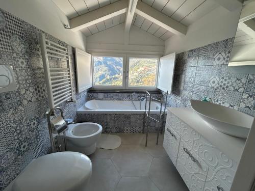 拉维罗Sotto 'o Sole的带浴缸、马桶和水槽的浴室