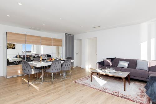 un salon avec un canapé et une table dans l'établissement L'Ammarage YourHostHelper, à Grimaud