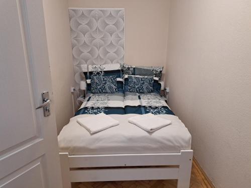 Ein Bett oder Betten in einem Zimmer der Unterkunft Sophia Apartment Buda by the Danube with AC