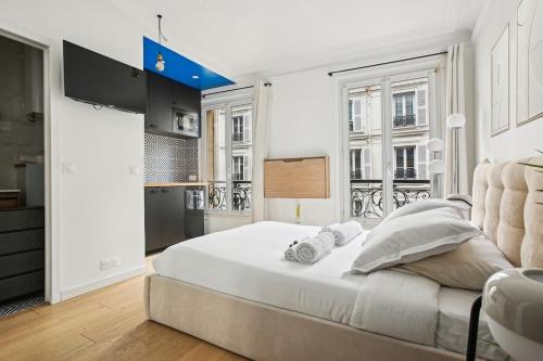 - une chambre avec un grand lit et 2 serviettes dans l'établissement Studio Arc de Triomphe, à Paris