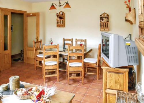 Una cocina y un comedor con mesa y sillas. en Welcoming house in Ávila with private parking, en Ávila