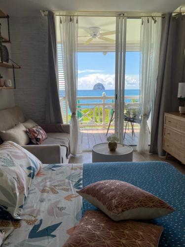 une chambre avec un lit et une vue sur l'océan dans l'établissement TiKazAmour - Bienvenue chez vous, à Précigné