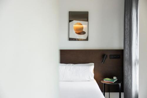 a bedroom with a bed and a picture on the wall at Parker The Urban Flats in Valencia