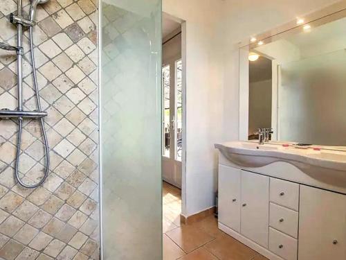 Koupelna v ubytování Gîte en Provence entre Pernes les fontaines et St Didier proche l'isle sur sorgues face Mont Ventoux Villa avec piscine