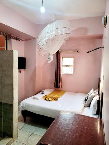 Postel nebo postele na pokoji v ubytování Nairobi Sislink Hotel