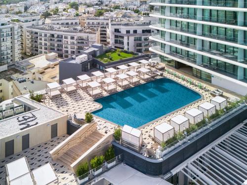 Bazén v ubytování ME Malta by Meliá nebo v jeho okolí