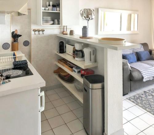 une cuisine avec un comptoir et une poubelle dans l'établissement Studio Vue Mer à Collioure - 27 m² - Parking Inclus, à Collioure