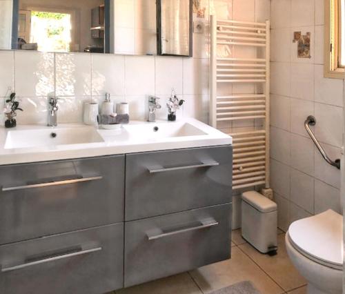 Bilik mandi di Appartement lumineux à Collioure avec terrasse et vue sur mer