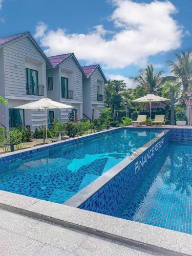 una grande piscina davanti a una casa di Finance Boutique a Kampot