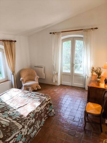 une chambre avec un lit, un bureau et une fenêtre dans l'établissement Maison Robert, à La Tour-dʼAigues