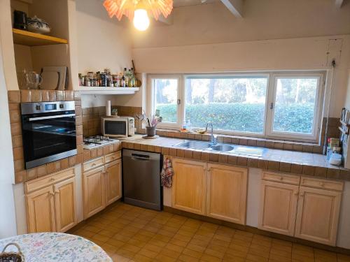 Dapur atau dapur kecil di Maison Robert