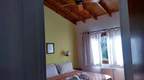 une chambre avec un lit et une fenêtre dans l'établissement Arawi Apart, à Mar de las Pampas