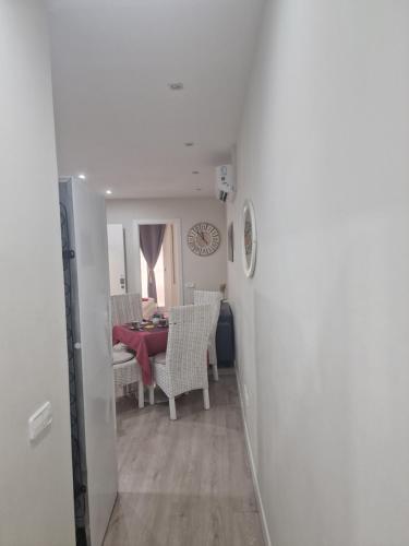 a hallway leading to a dining room with a table at Barcelona, Apartamento de 2 habitaciones. in Hospitalet de Llobregat