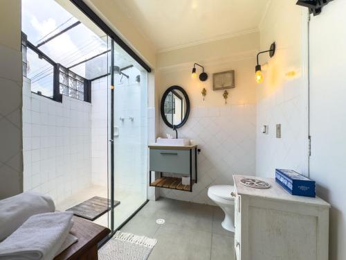 ein Badezimmer mit Dusche, Toilette und Waschbecken in der Unterkunft Charme na Granja - Condomínio in Carapicuíba