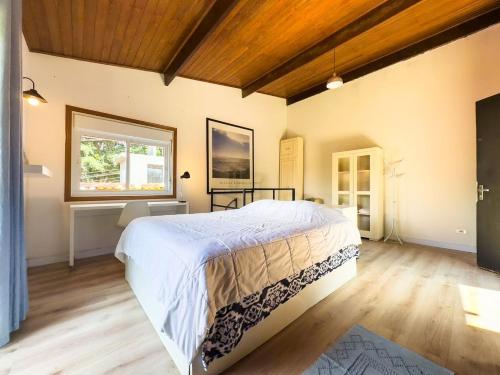 ein Schlafzimmer mit großem Bett und Fenster in der Unterkunft Charme na Granja - Condomínio in Carapicuíba