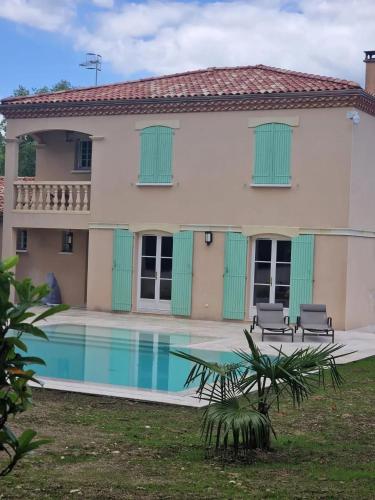 une maison avec une piscine devant dans l'établissement Villa de charme à Ribérac avec piscine privée, à Ribérac