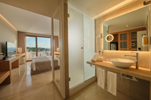 Postel nebo postele na pokoji v ubytování Hotel Son Caliu Spa Oasis