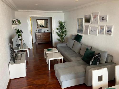a living room with a couch and a table at Appartement 3 chambres, piscine et vue mer in Santa Pola