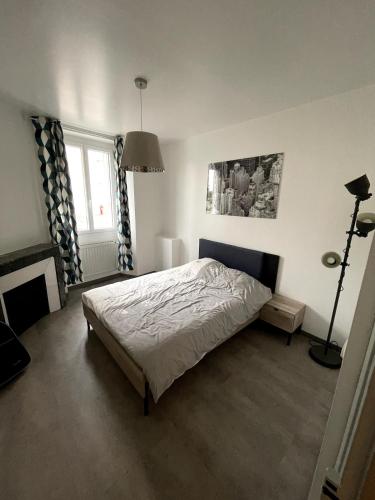 - une chambre avec un lit et une lampe dans l'établissement Maison dans le vignoble, à Serzy-et-Prin