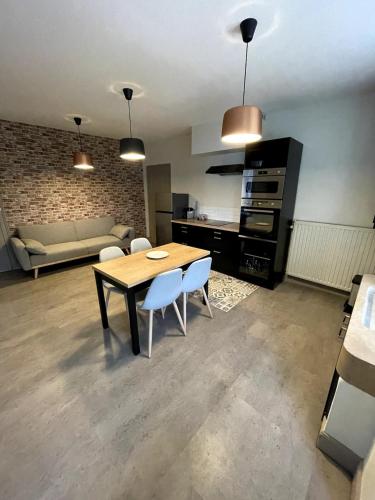 un salon avec une table et des chaises en bois dans l'établissement Maison dans le vignoble, à Serzy-et-Prin