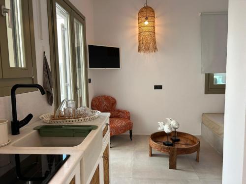 Una televisión o centro de entretenimiento en Joelia Suites in Naousa Paros with private jacuzzi!