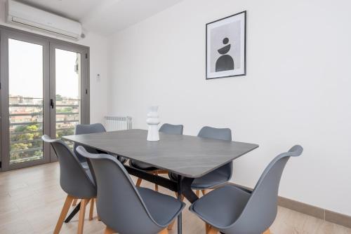 a dining room with a table and chairs at Immense appartement 6pièces au Golf in El Mouradia