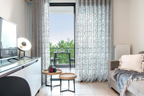 un salon avec un canapé et une télévision dans l'établissement Salto - Free Parking #Skgbnb, à Thessalonique