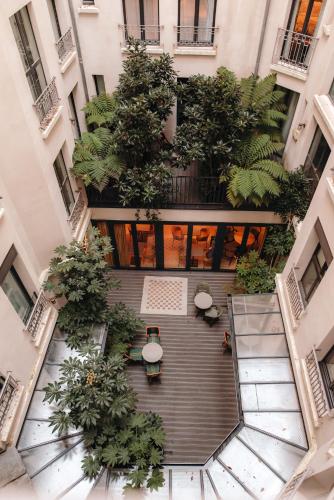 einen Blick über ein Gebäude mit Pflanzen in der Unterkunft Hotel Eiffel Blomet in Paris