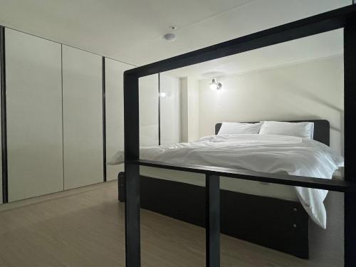 Ένα ή περισσότερα κρεβάτια σε δωμάτιο στο Chic Grey House early promotion 15 percent off