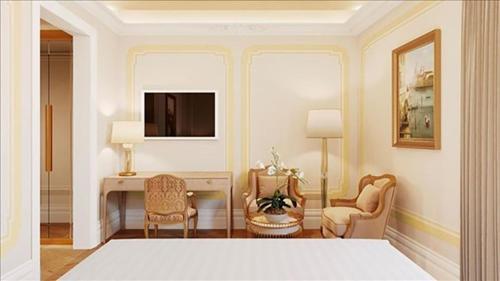 a living room with a fireplace and a tv at Hotel Palazzo Giovanelli e Gran Canal in Venice