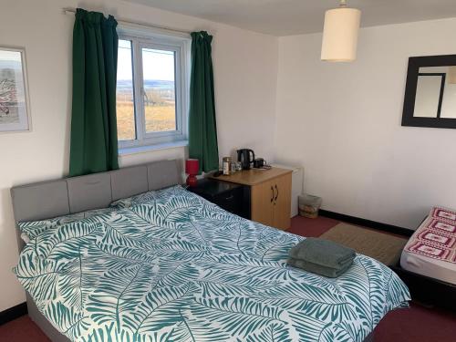 1 Bedroom annex, private bathroom, peaceful area في Claypits: غرفة نوم بها سرير ونافذة