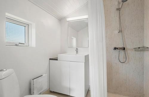 bagno bianco con lavandino e doccia di First Camp Holbæk Fjord a Holbæk