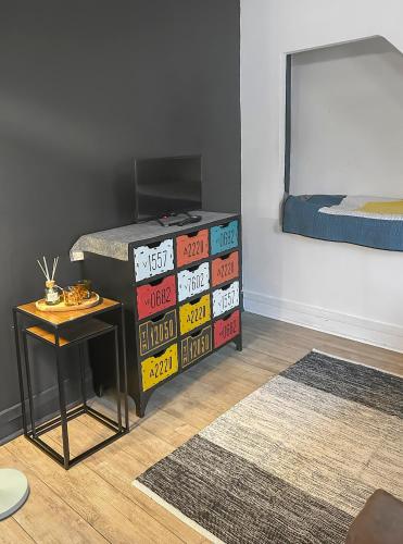 une chambre avec un lit et une table et un lit dans l'établissement Studio Le Montebello - Vintage, WiFi et Netflix, à Fontainebleau