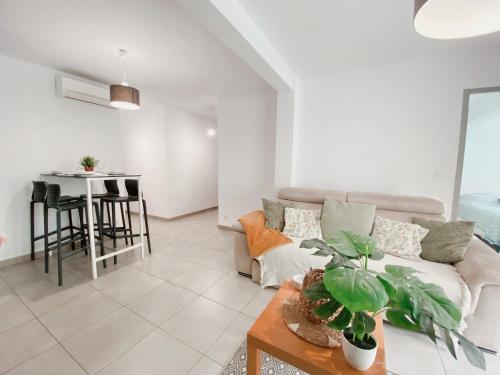 2 Chambres avec Balcon en Centre-Ville et Plage au Calme - 9