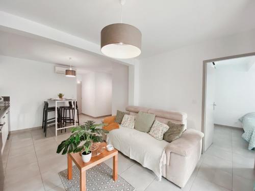 un salon avec un canapé et une table dans l'établissement T3 climatisé à la plage, à Canet