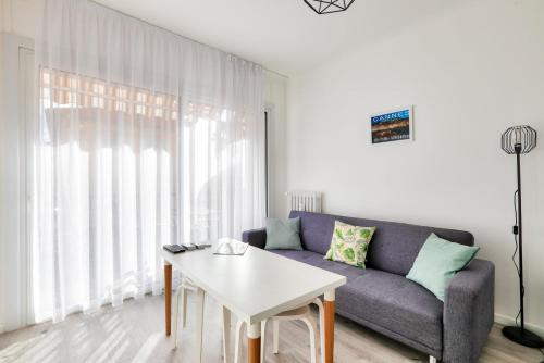 un salon avec un canapé et une table dans l'établissement Le Petit Fleury – Balcony, Calm in Cannes, à Cannes