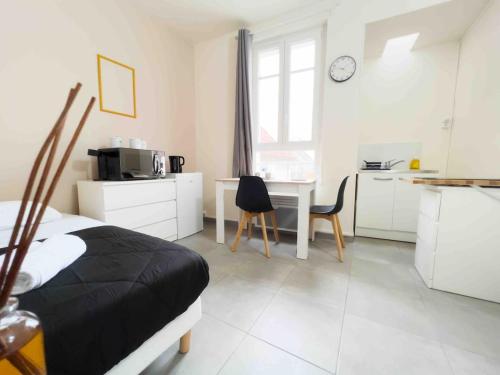 une chambre avec un lit et un bureau et une cuisine dans l'établissement Studio TK4 - Centre-Ville Meaux - Proche Disneyland, à Meaux