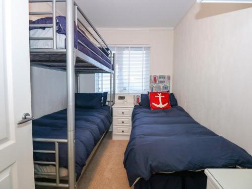 Ένα ή περισσότερα κρεβάτια σε δωμάτιο στο Un Diwrnod One Day The Warren T22