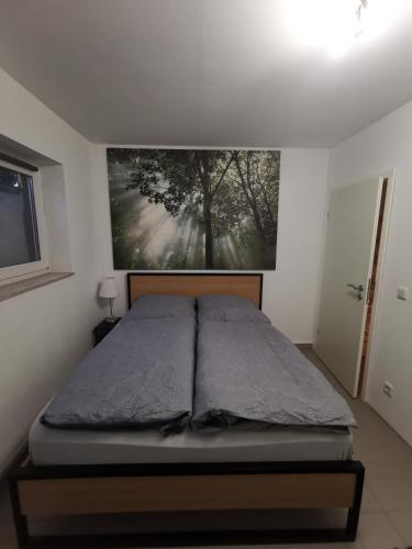 ein Bett in einem Schlafzimmer mit einem Gemälde an der Wand in der Unterkunft Dürr in Berlin