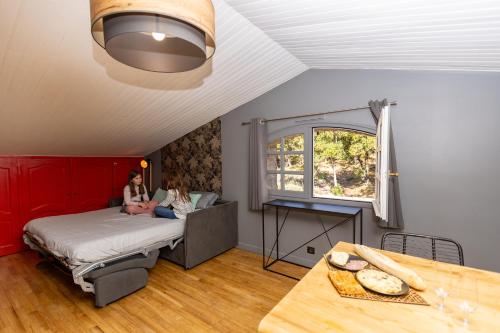 2 femmes assises sur un lit dans une pièce dans l'établissement 