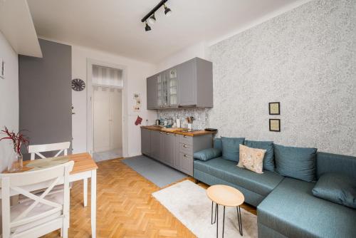 Metro Racławicka Charming Apartment by BookingHost