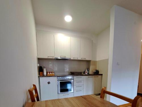Dapur atau dapur kecil di Apartman Panorama Trebinje